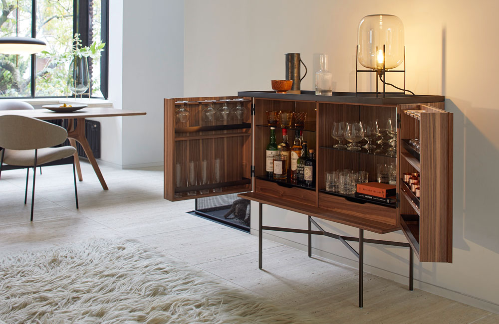 Barschrank_Harri_offen Peter Fehrentz interiordesign photography Innenarchitektur Fotografie Design Möbeldesign Furnituredesign More Bar Cabinet Housebar Harri American Walnut
